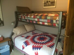 3 chambres, bureau, fer et planche à repasser, accès au Wi-Fi (inclus)