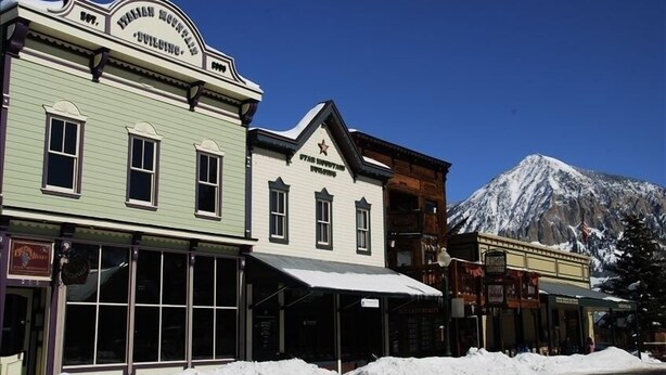 Een historisch gebouw met een bord waarop staat: 'Star Mountain Resort'.
