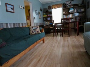 TV, tavolo da calcetto, libri