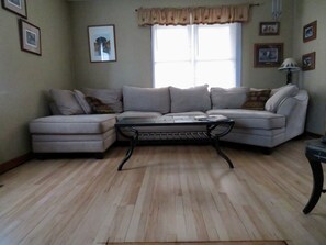 Téléviseur, table de baby-foot, livres