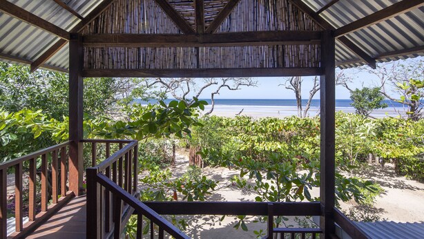 A wooden structure with a view of the beach and ocean. - Beachfront House & Pool, 35-meter Oceanfront. Tropical Forest. Surfers' Paradise (Playa Grande)