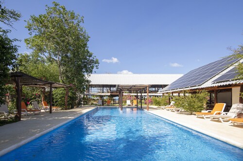 Beachfront House & Pool, 35-meter Oceanfront. Tropical Forest. Surfers' Paradise