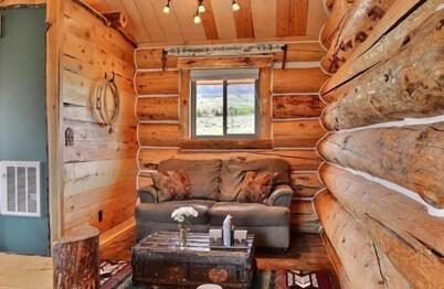 Rangers Cabin,- ideal couples retreat with pristine panoramic mountain views!