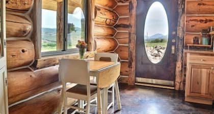 Rangers Cabin- Couples Retreat, on the way to Yellowstone!