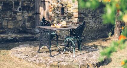 Beautiful 1-bedroom cottage with garden and views over olive groves, pool