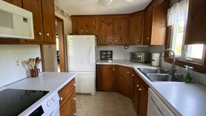Cafetera/tetera, refrigerador, microondas, horno