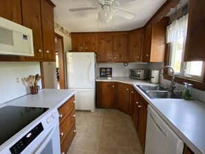 Kjøleskap, mikrobølgeovn, ovn og kokeplater