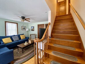 TV, peis, DVD-spiller og bøker