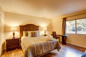 3 bedrooms, desk, iron/ironing board, free WiFi
