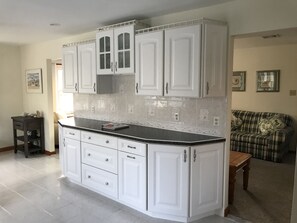 Kitchen  - NEWLY DISCOUNTED AVALON house accross from the Bay and 12 houses from the beach (Avalon)