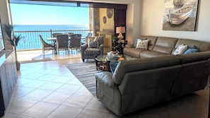 Smart TV, caminetto, lettore DVD, impianto stereo