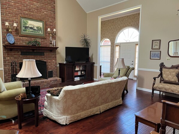 Smart TV, caminetto, biblioteca musicale