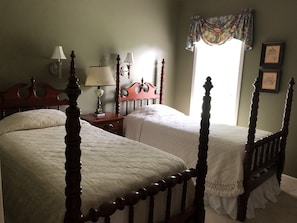4 bedrooms, iron/ironing board, free WiFi, bed sheets