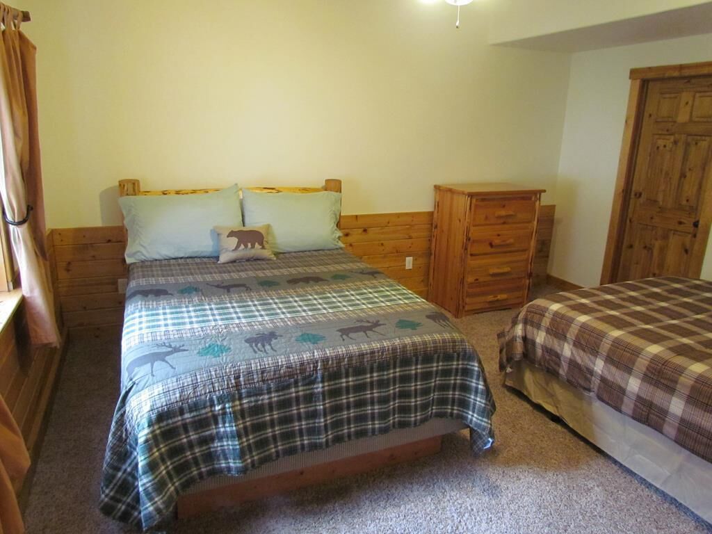 Lower Lone Pine Lodge