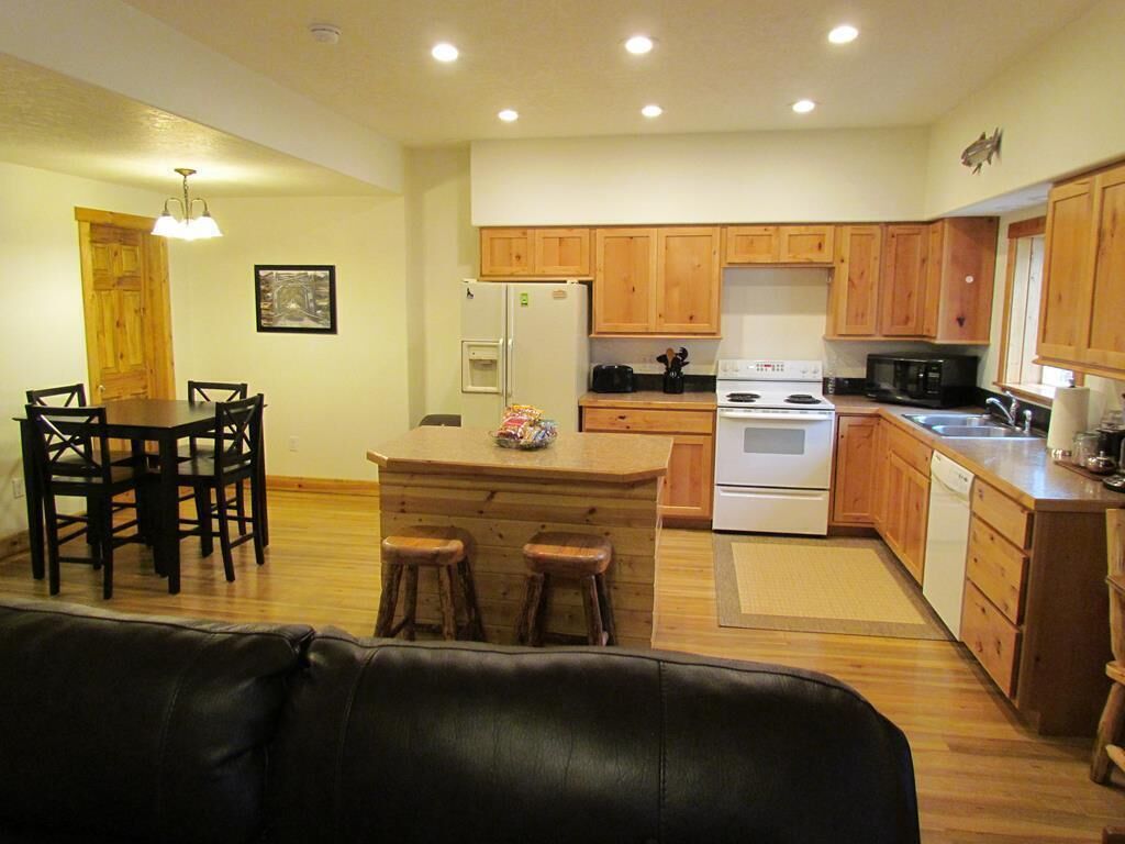 Lower Lone Pine Lodge