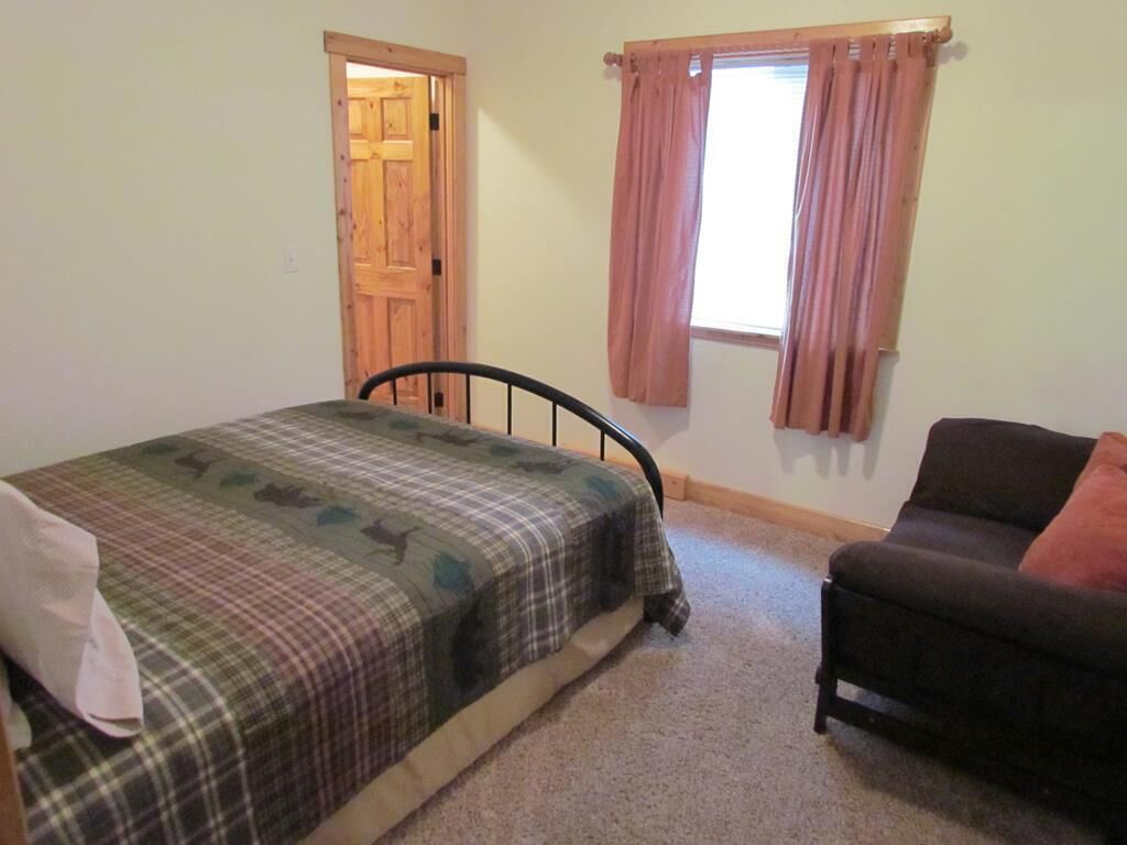 Lower Lone Pine Lodge