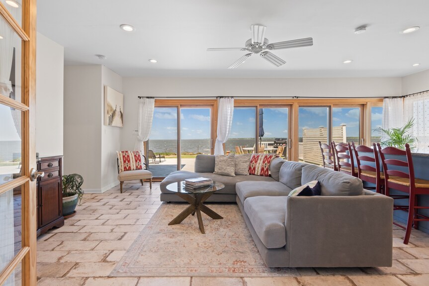 Luxurious Waterfront All Season Home With Private Beach. Awesome Sunsets! - Holiday Beach, Center Moriches