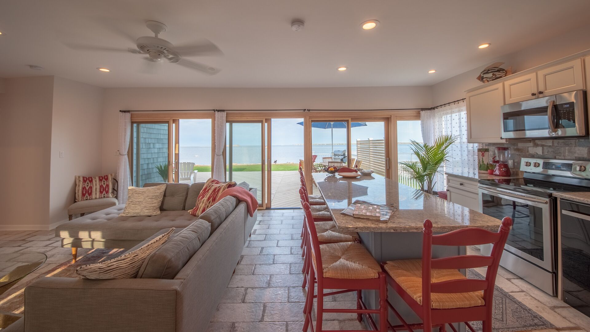 Luxurious Waterfront Beach House On The Bay