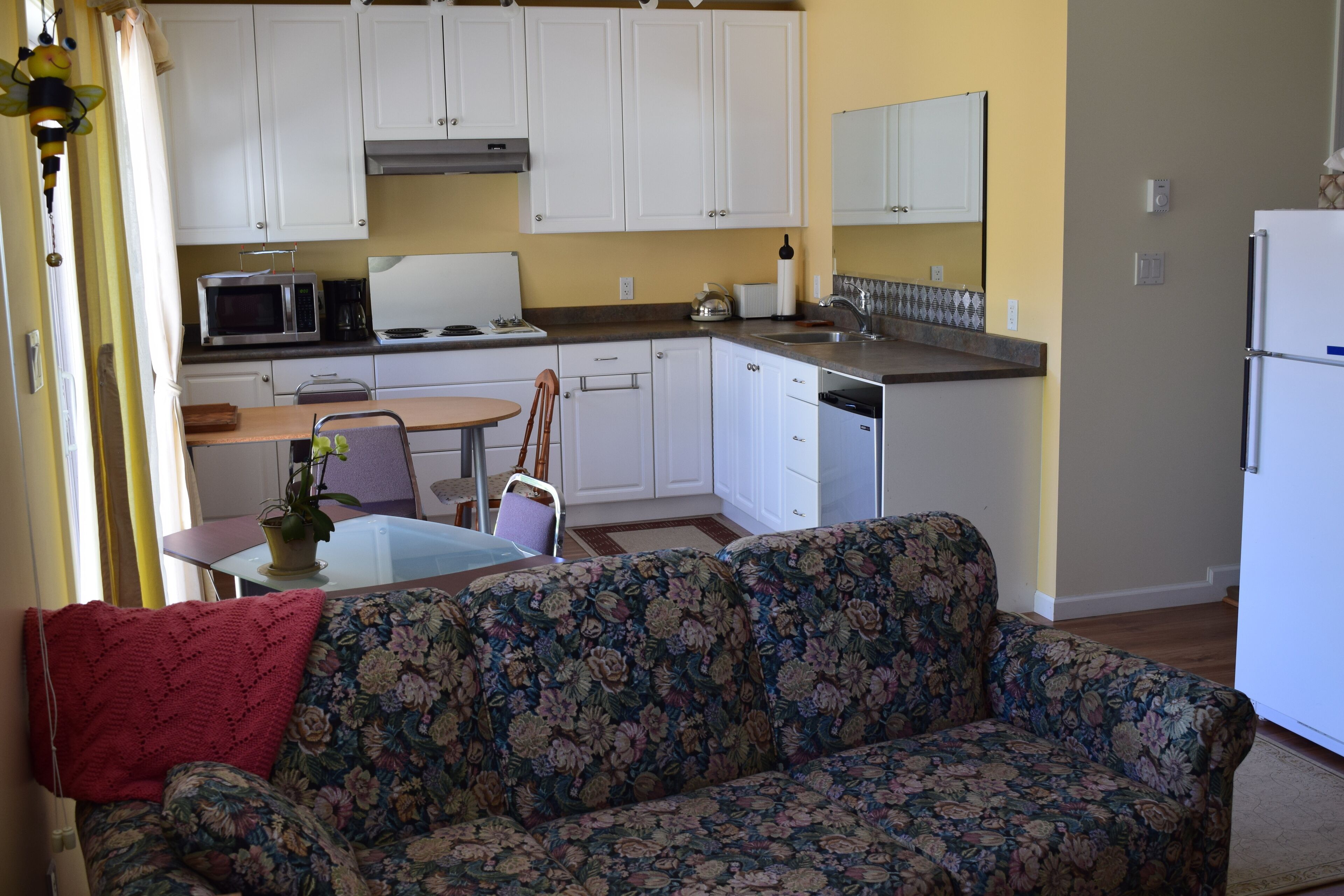 Victoria Area Oceanfront studio close to Royal Roads University &Pearson College