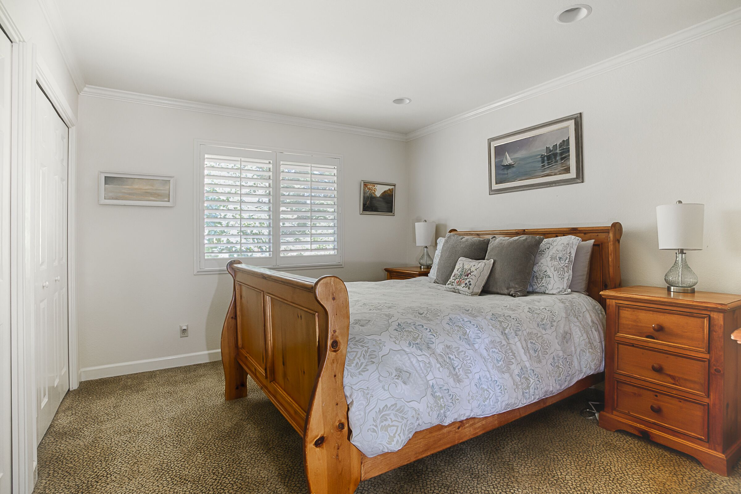 Bedroom: queen bed