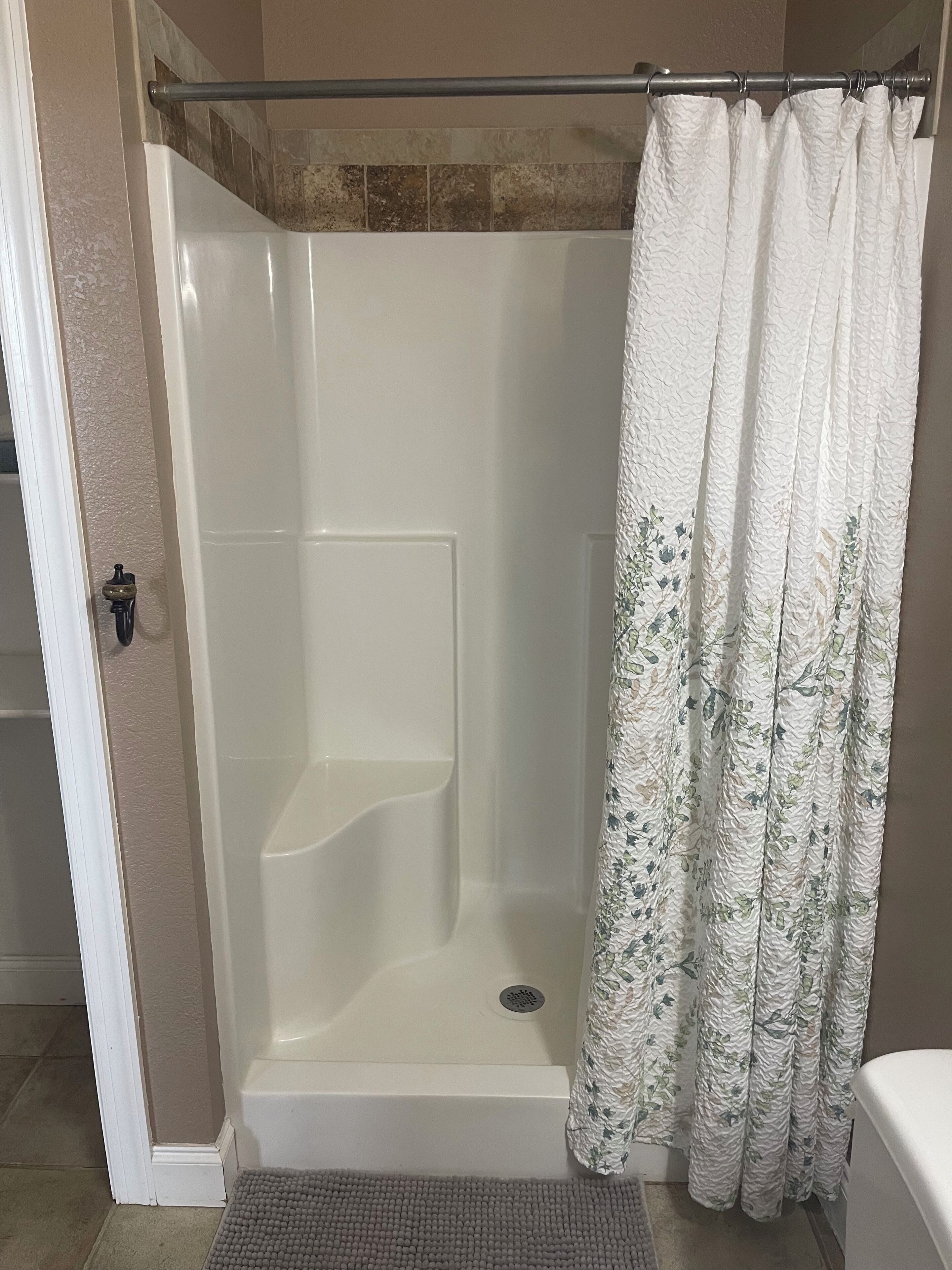 シャワー、ヘアドライヤー、タオル、トイレットペーパー