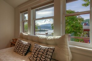 4 habitaciones, escritorio y tabla de planchar con plancha 