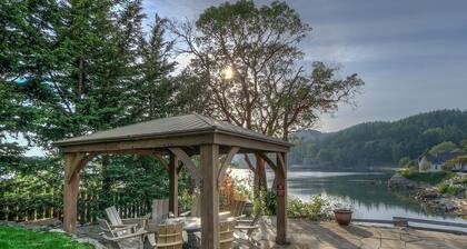 The Homestead on the Shore -- New Hot Tub!