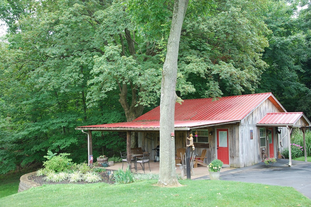 A Cozy Cottage Near the Heart of All Louisville Attractions!