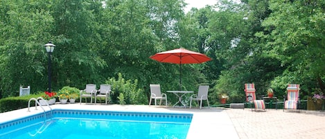 Una piscina al aire libre, una piscina climatizada