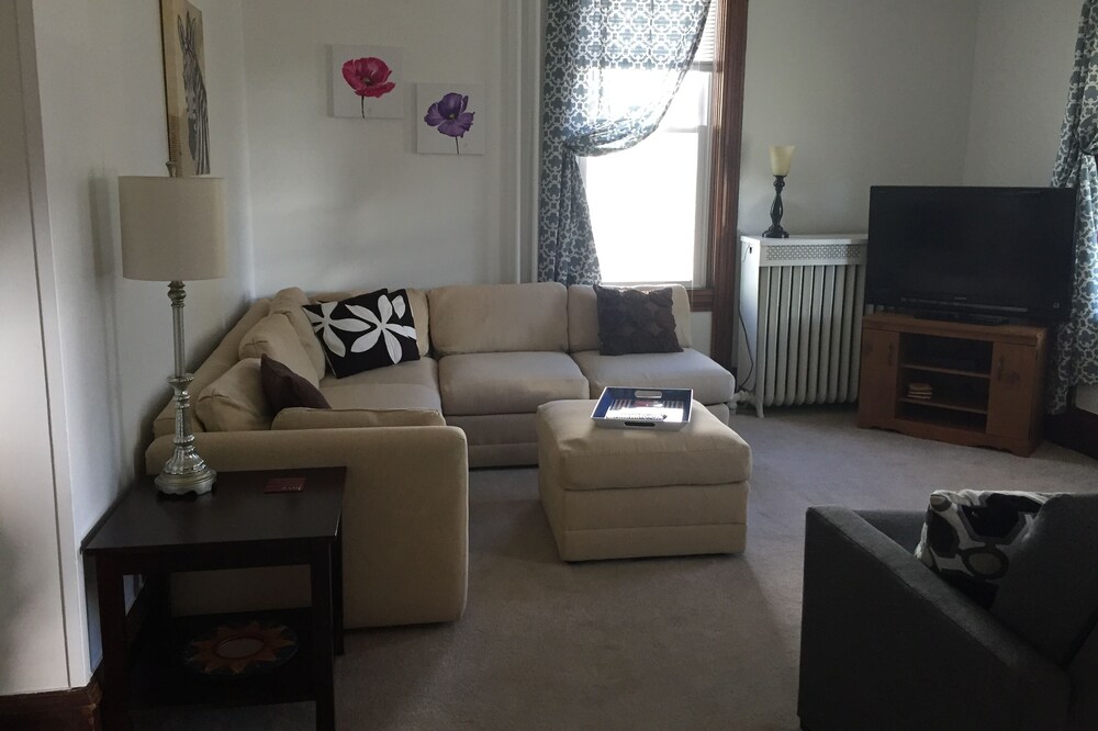Large Apartment In The Heart Of Marquette W/ Cable & WiFi! Pet Friendly!