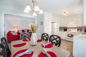 Dining - We love pets! 6ft fenced in backyard and pet amenities. (Hanahan)