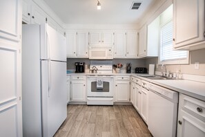 Fridge, microwave, oven, stovetop - We love pets! 6ft fenced in backyard and pet amenities. (Hanahan)