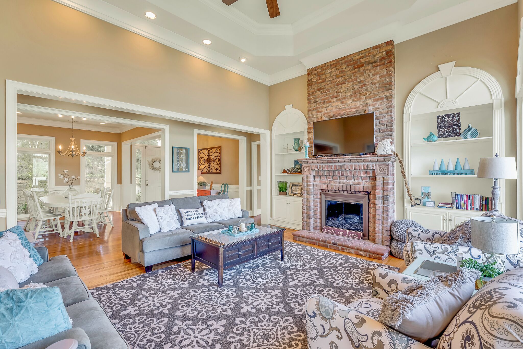 "LAKE THERAPY" - Gazebo on the lake, flat lot, easy walk to the water!