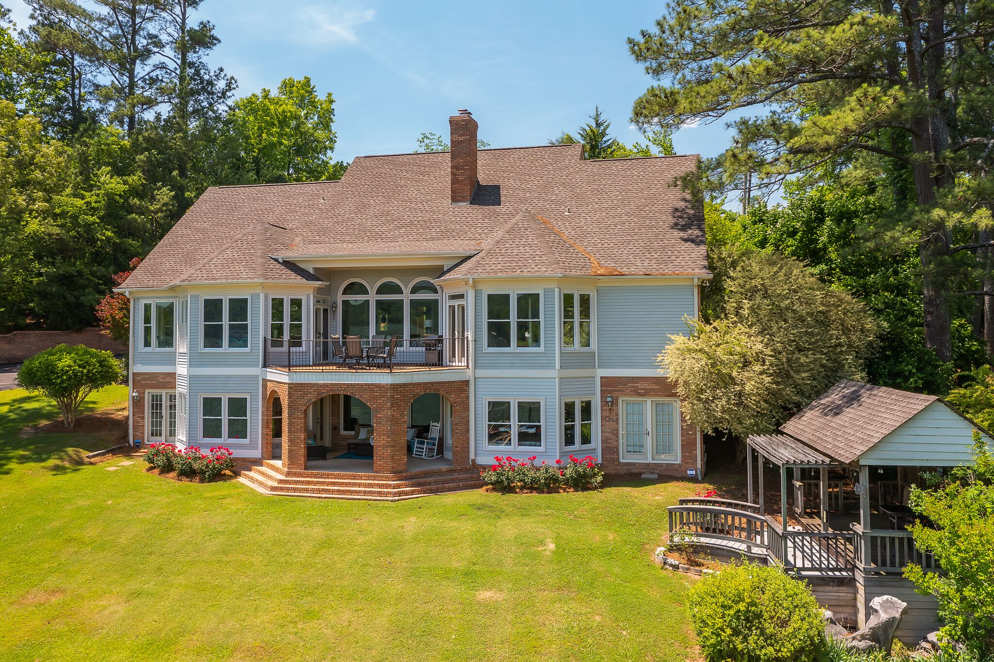 "LAKE THERAPY" - Gazebo on the lake, flat lot, easy walk to the water!