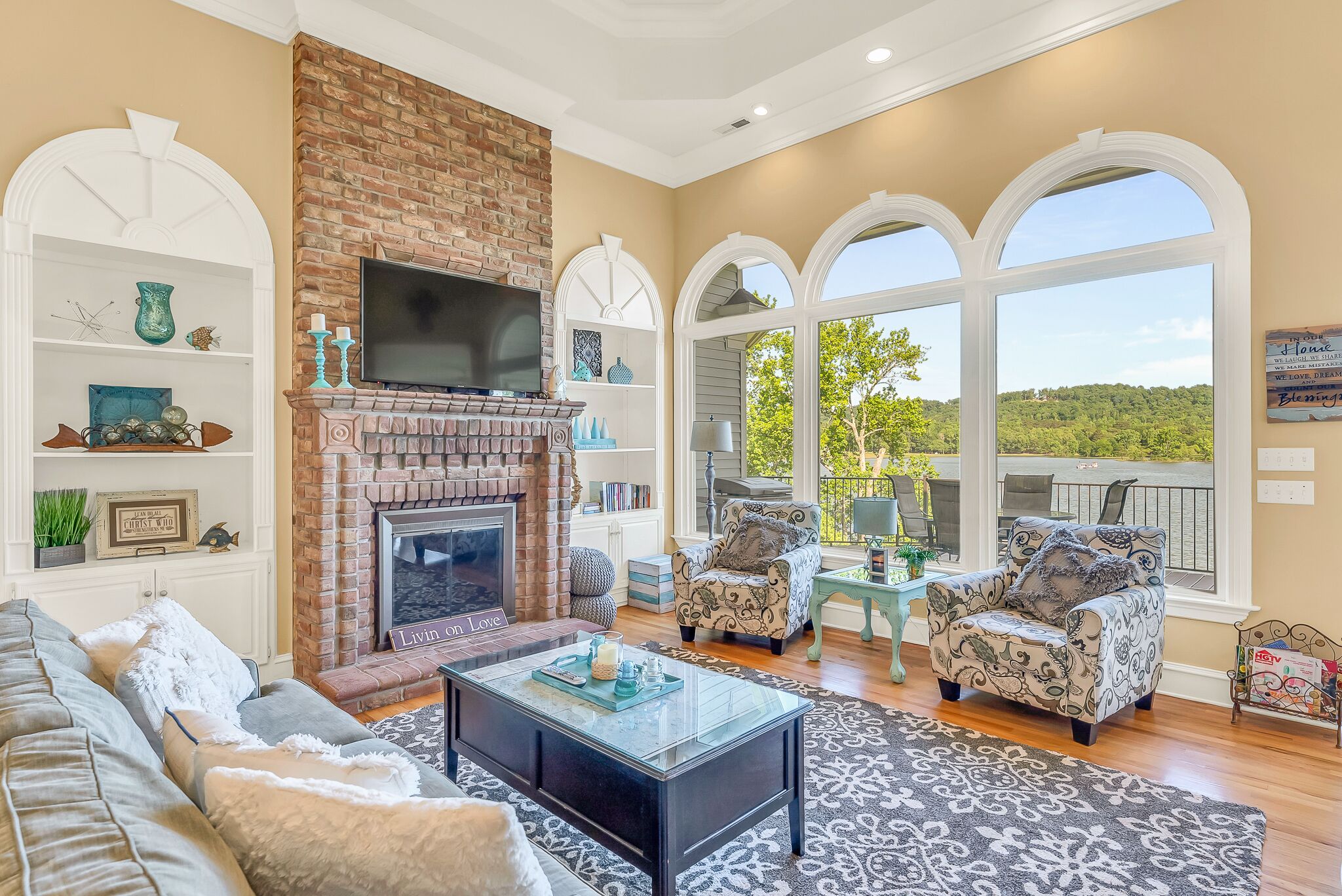 "LAKE THERAPY" - Gazebo on the lake, flat lot, easy walk to the water!