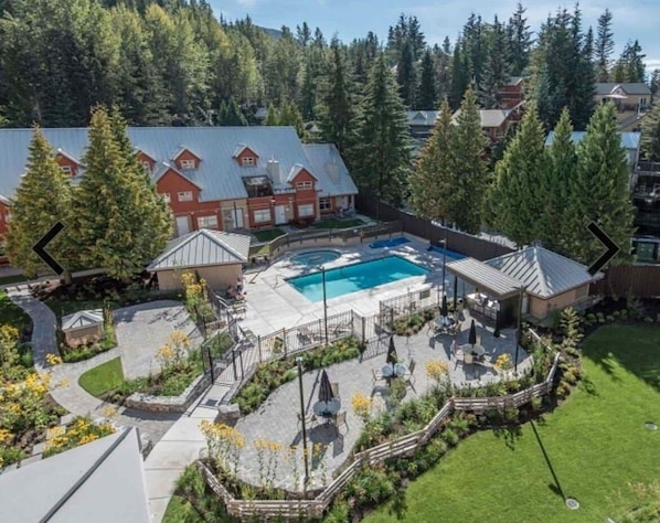 Um resort com piscina, área de estar ao ar livre e um jardim bem cuidado.