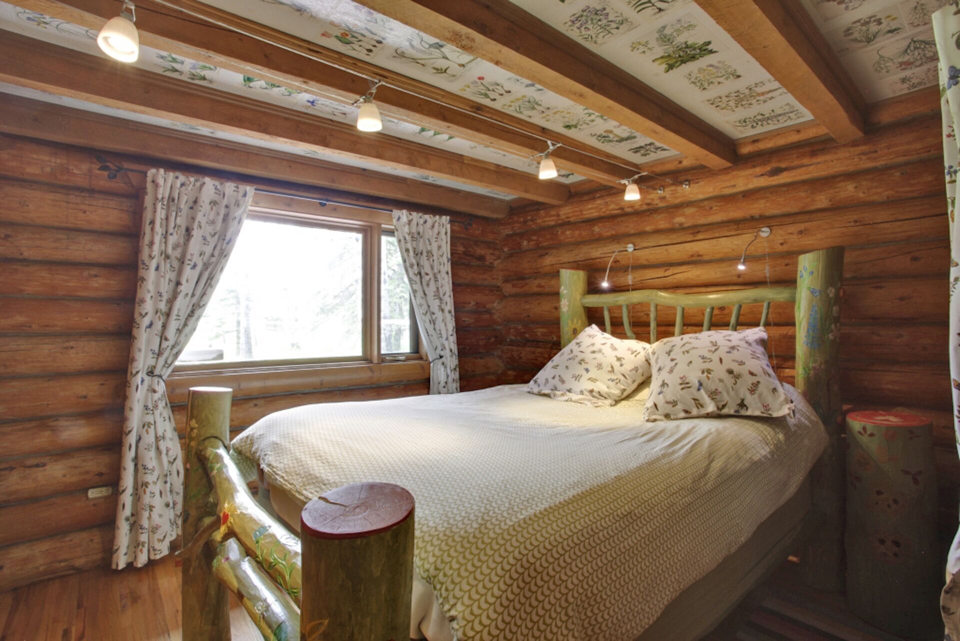 The Deer House -  A character cabin in the woods! (plus all the modernities)