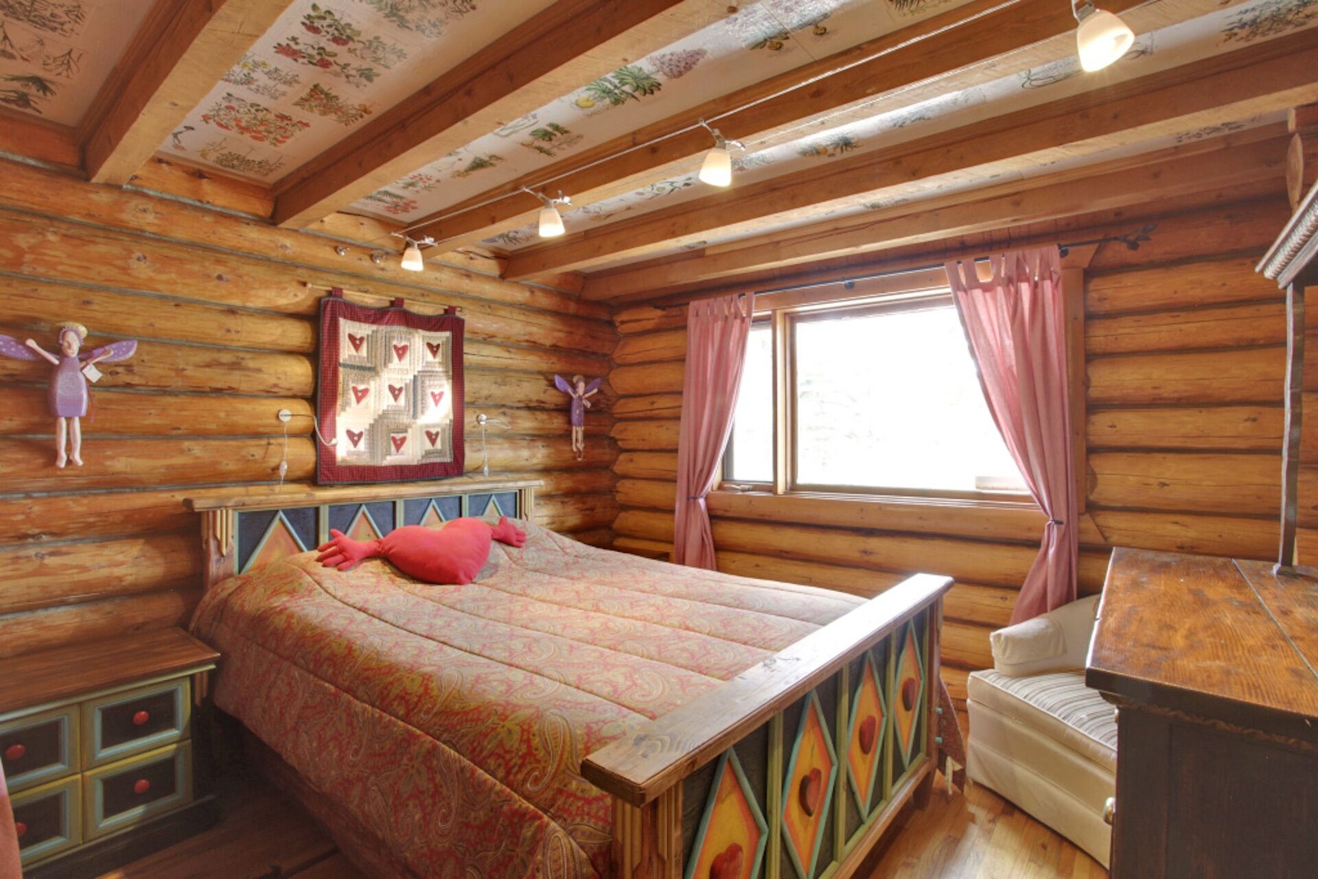 The Deer House -  A character cabin in the woods! (plus all the modernities)