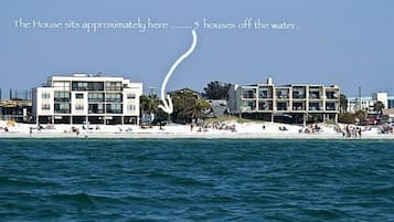 In Strandnähe, Liegestühle, Strandtücher