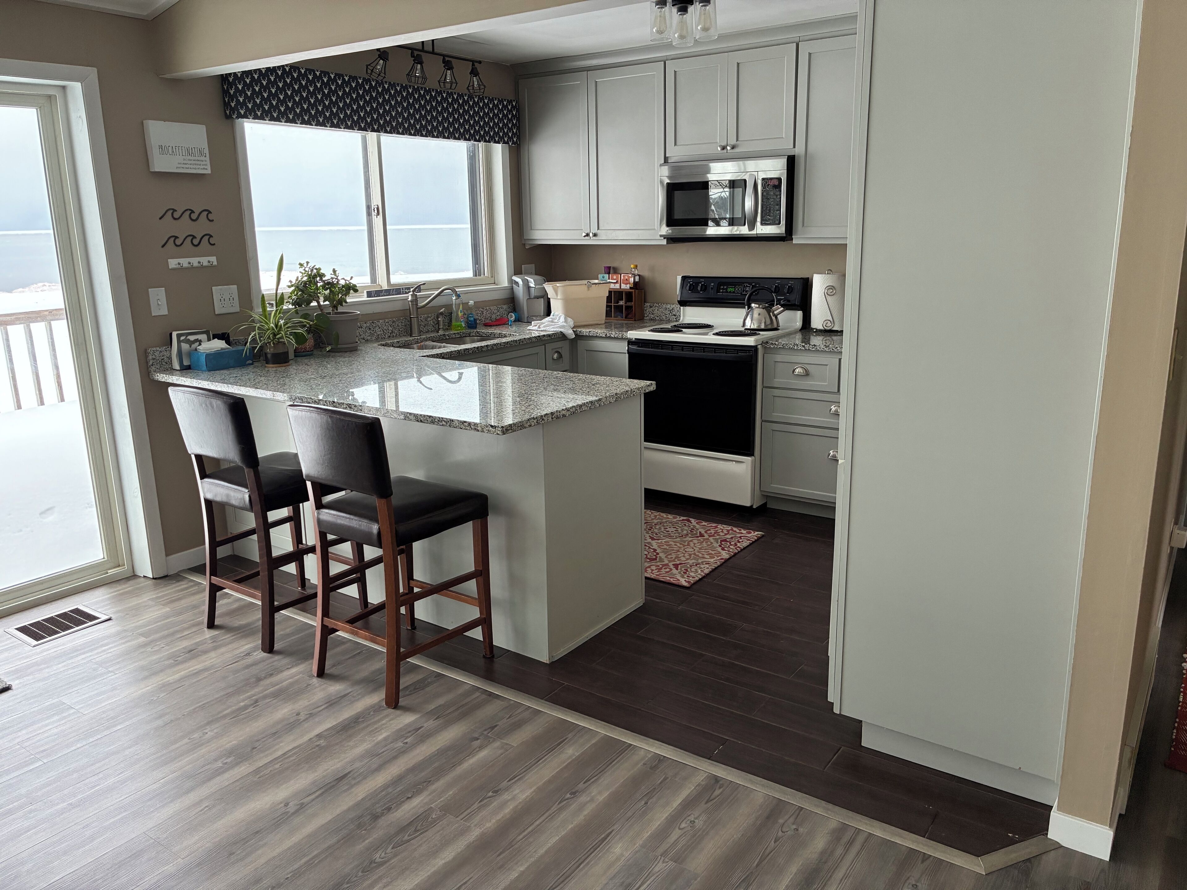 Geladeira, micro-ondas, fogão, cooktop