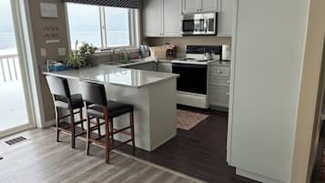 Geladeira, micro-ondas, fogão, cooktop