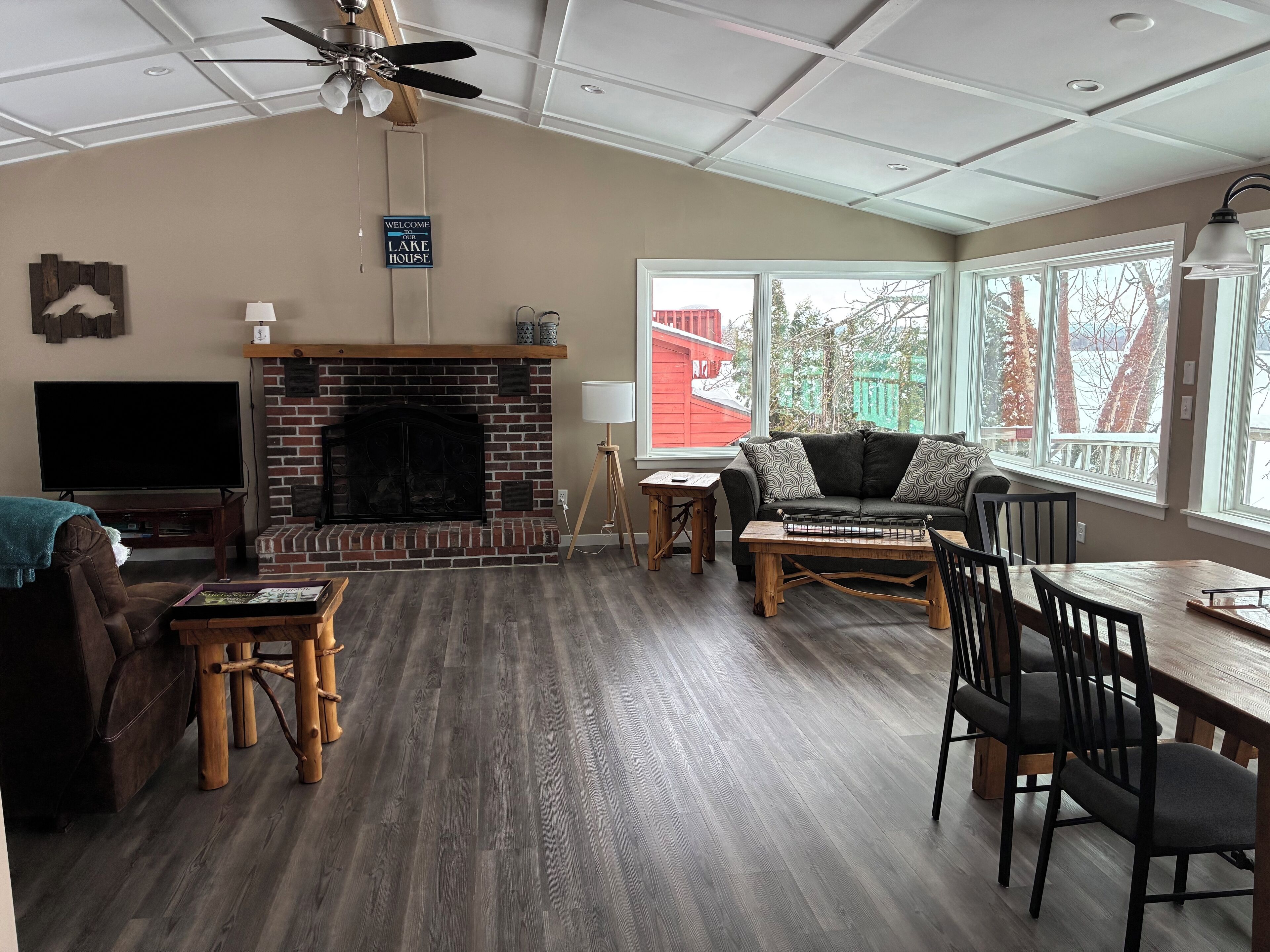 TV, lareira, DVD player, livros