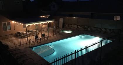 Duerme 32! Tarifa reducida para otoño, piscina privada cercada, spa, gimnasio de juegos, barbacoa