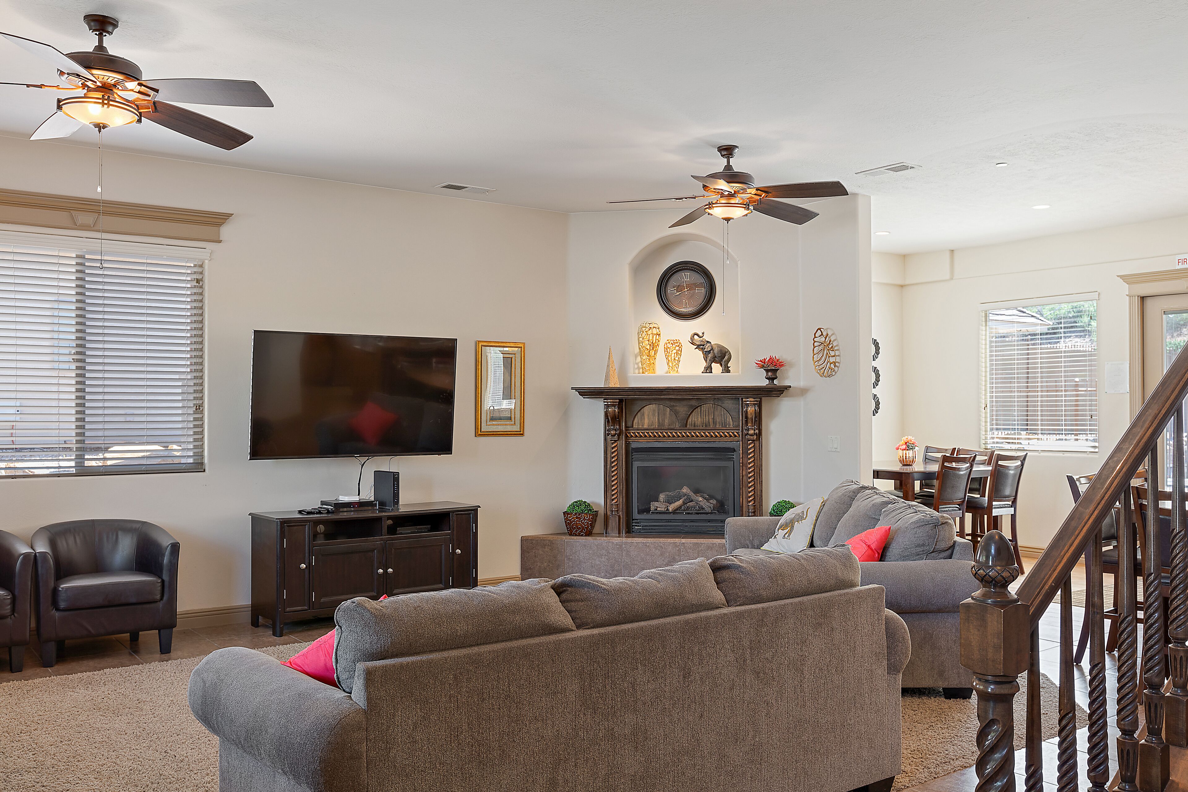 Sleeps 32! Great for Families, Private Fenced Pool, Spa/Hot Tub, Play Gym, BBQ