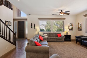 Smart TV, chimenea, reproductor de DVD y futbolito 