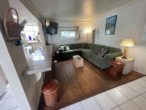 Smart-TV, Kamin, Bücher