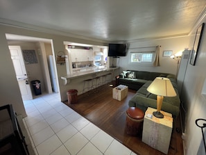TV connectée, cheminée, livres