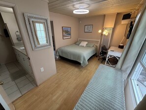 2 Schlafzimmer, Schreibtisch, Bügeleisen/Bügelbrett, Reisekinderbett