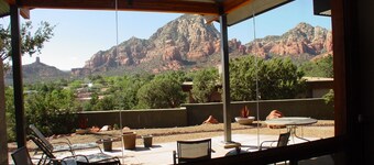 Beauty and the Beast Stunning Home, Stunning Views, Walk to Town Weekly Discount