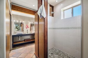Ensemble baignoire-douche, baignoire à remous, séchoir à cheveux